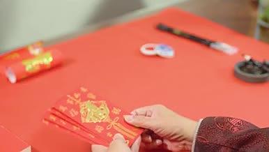红火过年新年春节发红包手部特写视频的预览图